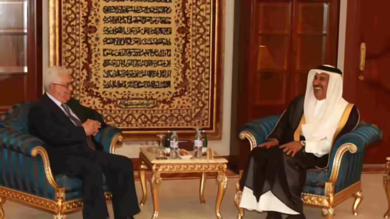 حمد بن جاسم وعباس يبحثان المصالحة بين الفصائل الفلسطينية