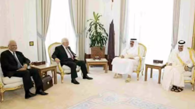 أمير قطر ومحمود عباس يبحثان مستجدات الحوار الفلسطيني
