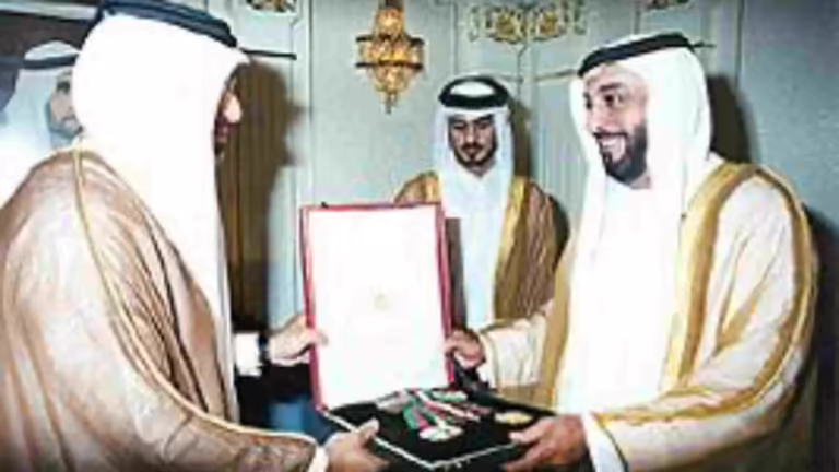 منح حمد بن جاسم وسام الاستقلال الإماراتي