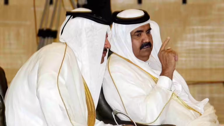 أمير قطر يبحث مع وفد إماراتي سبل دعم علاقات الدوحة وأبوظبي