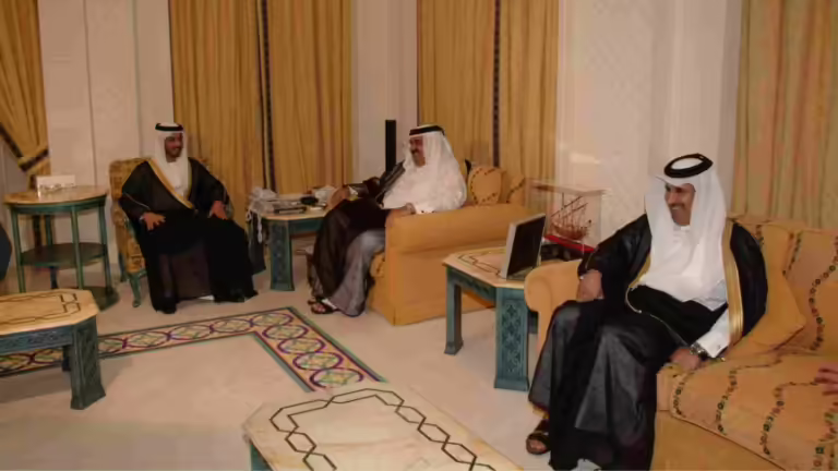 رسالة لأمير قطر من الشيخ زايد لتقوية روابط الدوحة وأبوظبي