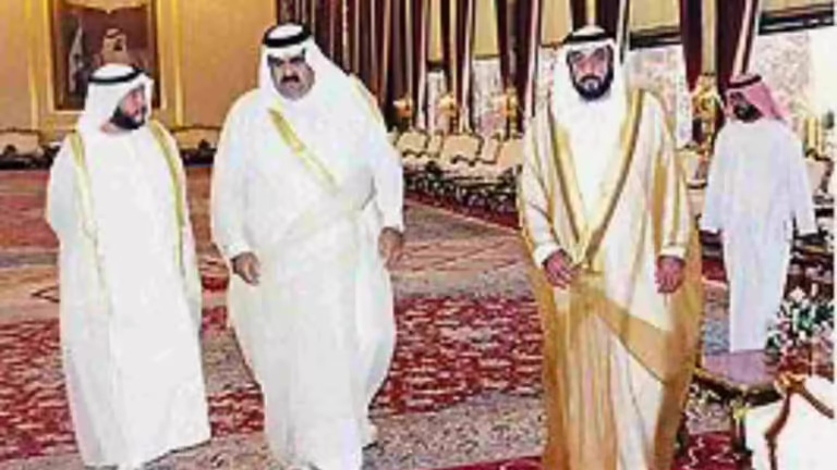 مشاورات قطرية إماراتية على هامش القمة الخليجية في مسقط