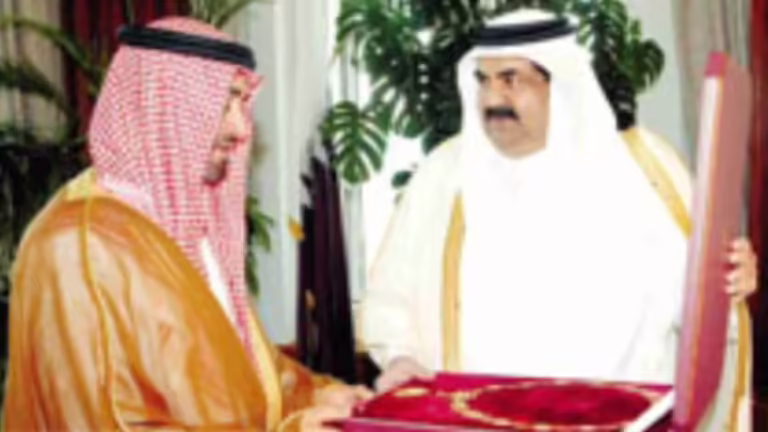 الشيخ حمد بن خليفة يمنح ولي عهد أبوظبي قلادة الاستقلال من الدرجة الأولى