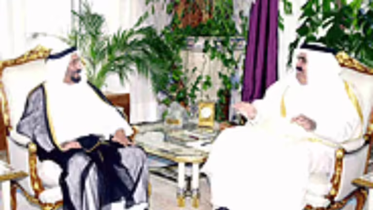 أمير قطر يبحث مع حاكم الشارقة تدعيم علاقات قطر والإمارات