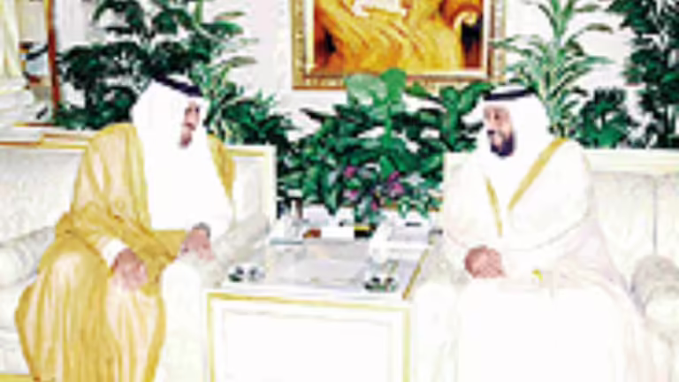 حمد بن جاسم يعزي في وفاة الشيخ أحمد بن مبارك آل نهيان