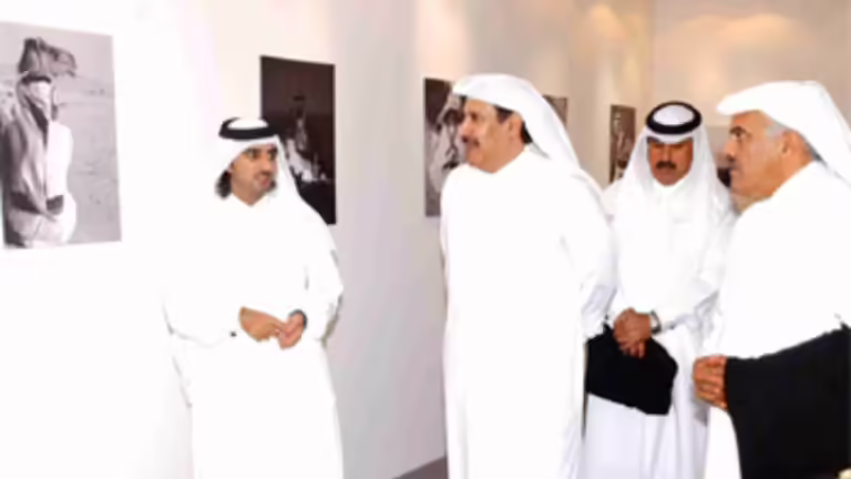 حمد بن جاسم يزور معرض عشق الفلا للصور الفوتوغرافية