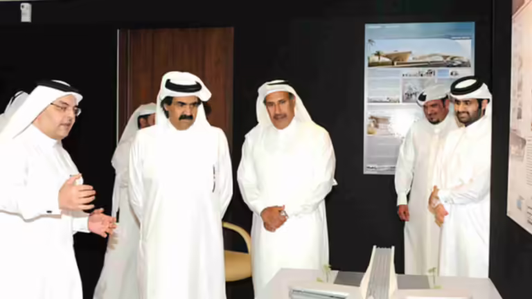 سكك الحديد القطرية.. الأمير يجري جولة تفقدية رفقة حمد بن جاسم