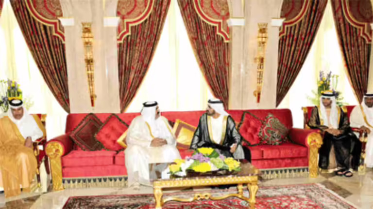 أمير قطر ومحمد بن راشد يبحثان تنمية علاقات الدوحة وأبوظبي