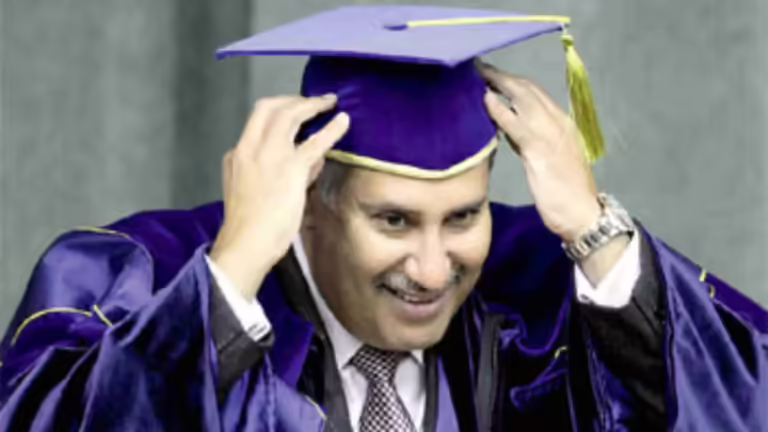 منح وسام الشرف الروسي لرئيس الوزراء القطري