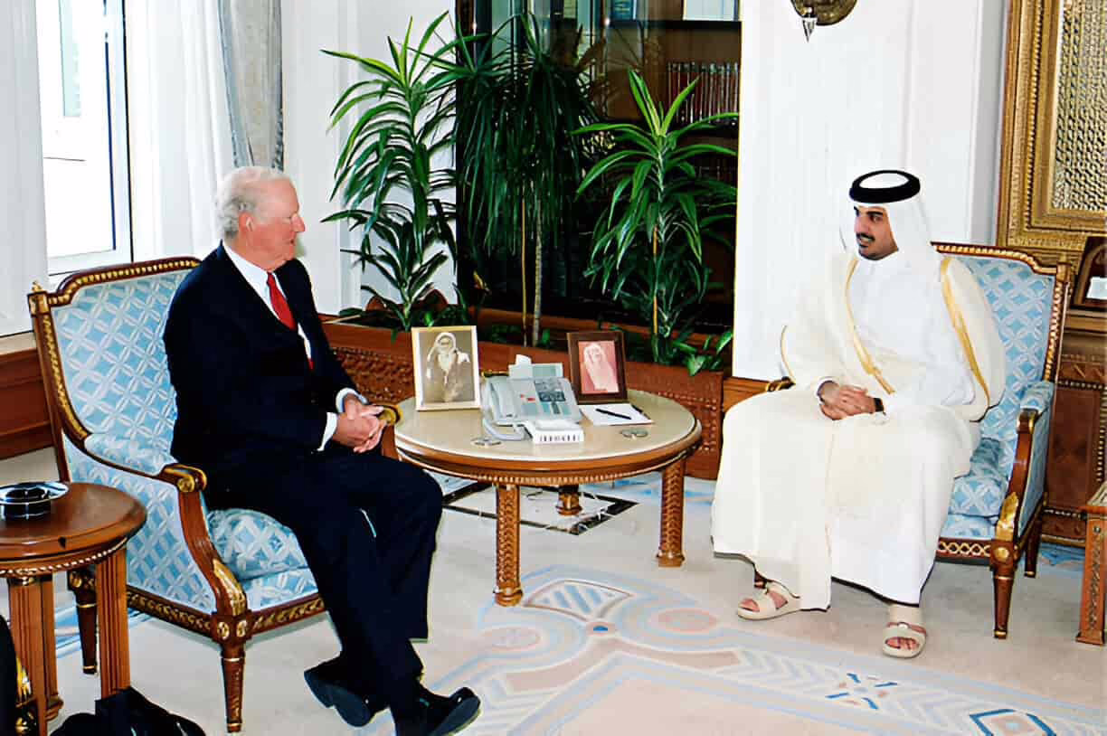 الشيخ-تميم-يلتقي-بيكر