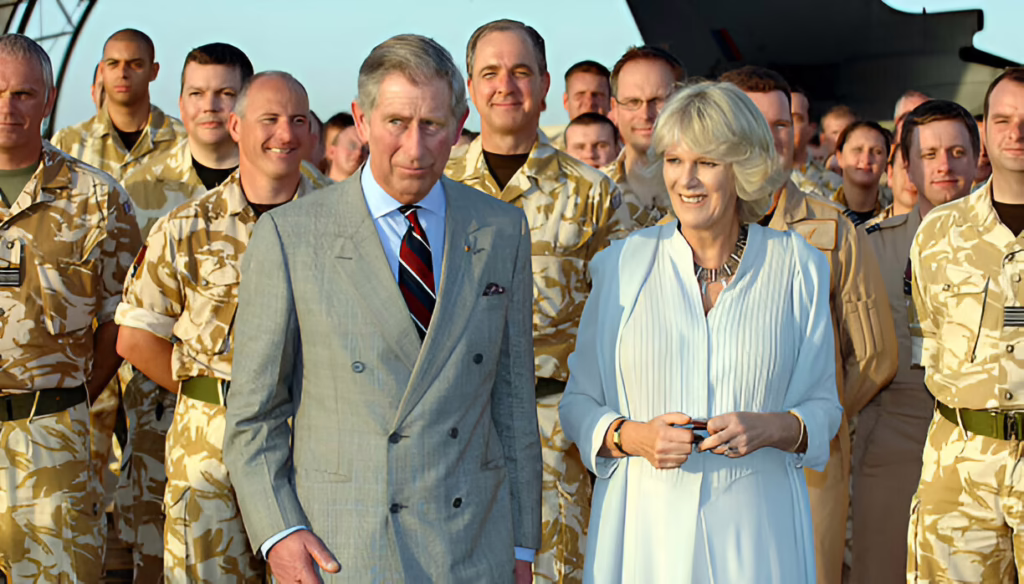 تفقد الأمير تشارلز القوات البريطانية المتمركزة في قاعدة عسكرية بقطر.