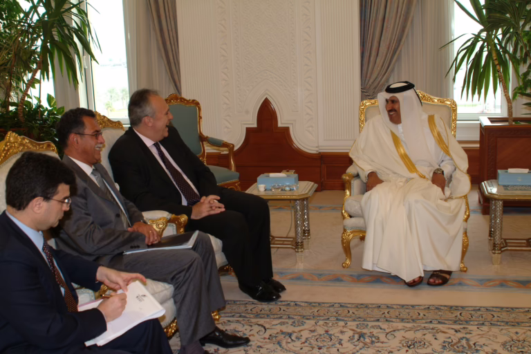 النائب الأول لرئيس مجلس الوزراء وزير الخارجية يستقبل سياسيًا بريطانيًا في الدوحة – 6 ديسمبر 2004