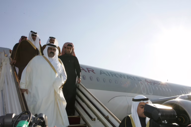 سمو الأمير الشيخ حمد يؤدي واجب العزاء في الكويت – 16 يناير 2006