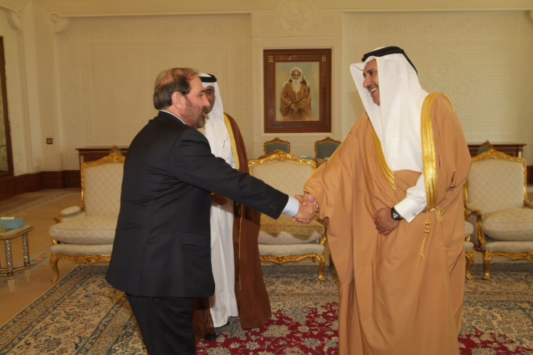 النائب الأول لرئيس مجلس الوزراء وزير الخارجية يلتقي سفير باكستان في الدوحة – 28 يناير 2006