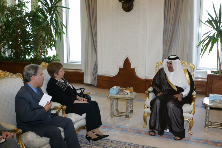 النائب الأول لرئيس مجلس الوزراء وزير الخارجية القطري يستقبل وزيرة الاستثمار الكوبية في الدوحة – 9 مارس 2006