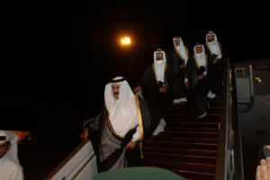 سمو الأمير الشيخ حمد بن خليفة آل ثاني يصل إلى أبوظبي لتقديم واجب العزاء في وفاة الشيخ زايد بن سلطان آل نهيان – 3 نوفمبر 2004