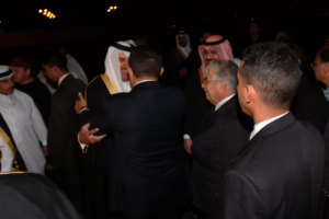 سمو الأمير الشيخ حمد يستقبل الرئيس الفنزويلي هوجو شافيز في مطار الدوحة – 29 نوفمبر 2004