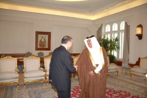 النائب الأول لرئيس الوزراء وزير الخارجية يستقبل الأمين العام المنتخب لمنظمة المؤتمر الإسلامي في الدوحة – 30 نوفمبر 2004