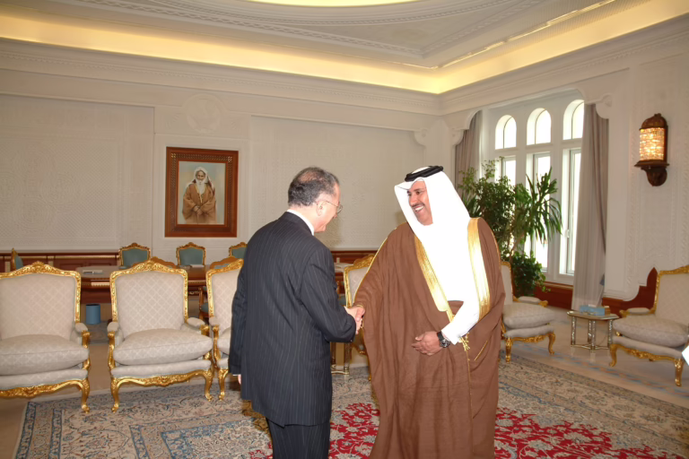 النائب الأول لرئيس الوزراء وزير الخارجية يستقبل الأمين العام المنتخب لمنظمة المؤتمر الإسلامي في الدوحة – 30 نوفمبر 2004