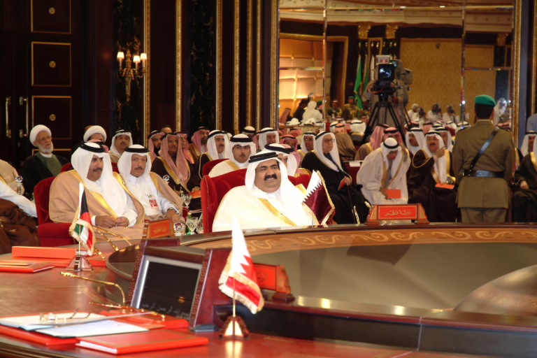 أمير قطر يشارك في القمة الخليجية الخامسة والعشرين في المنامة – 20 ديسمبر 2004