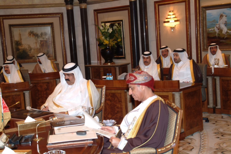 سمو الأمير حمد بن خليفة يشارك في القمة التشاورية الثامنة لدول مجلس التعاون بالرياض – 6 مايو 2006