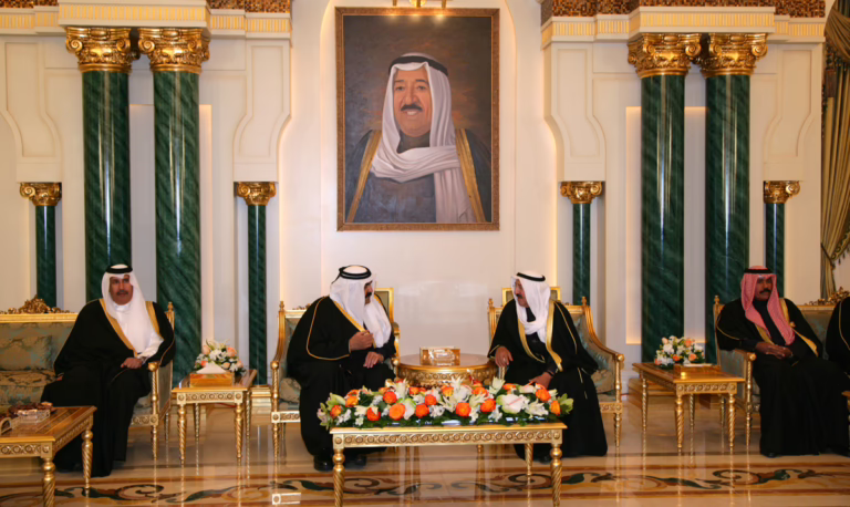 الأمير حمد بن خليفة يصل الكويت للمشاركة في القمة العربية الاقتصادية – 18 يناير 2009