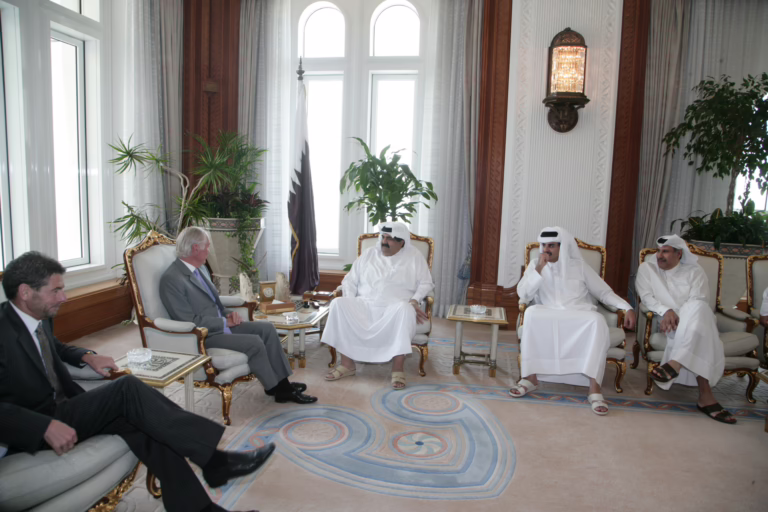 سمو الأمير حمد بن خليفة يلتقي بمجموعة من رجال الأعمال – 15 مارس 2009