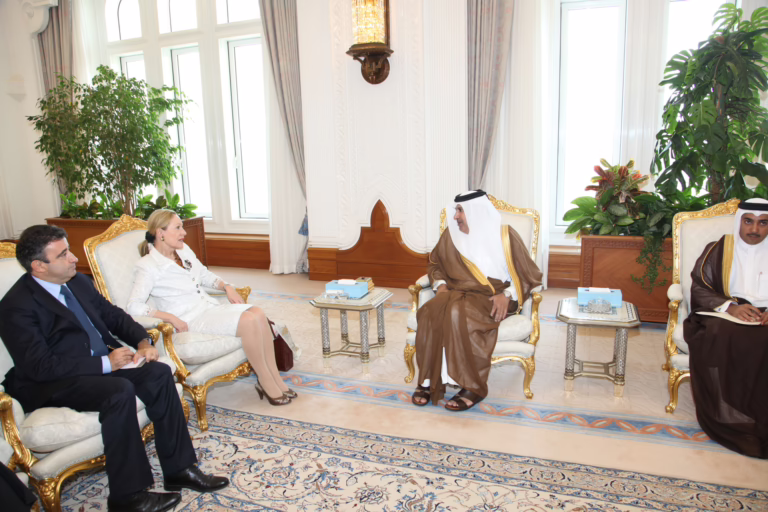 رئيس الوزراء الشيخ حمد بن جاسم بن جبر آل ثاني يستقبل عضو المفوضية الأوروبية في الدوحة – 8 نوفمبر 2009