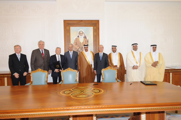 رئيس الوزراء الشيخ حمد بن جاسم بن جبر آل ثاني يشهد توقيع اتفاقية تأسيس شركة تطوير سكك الحديد القطرية – 21 نوفمبر 2009