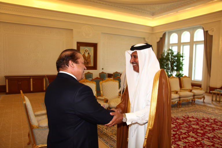 رئيس مجلس الوزراء وزير الخارجية الشيخ حمد بن جاسم بن جبر آل ثاني يستقبل رئيس وزراء باكستان السابق – 10 يناير 2010