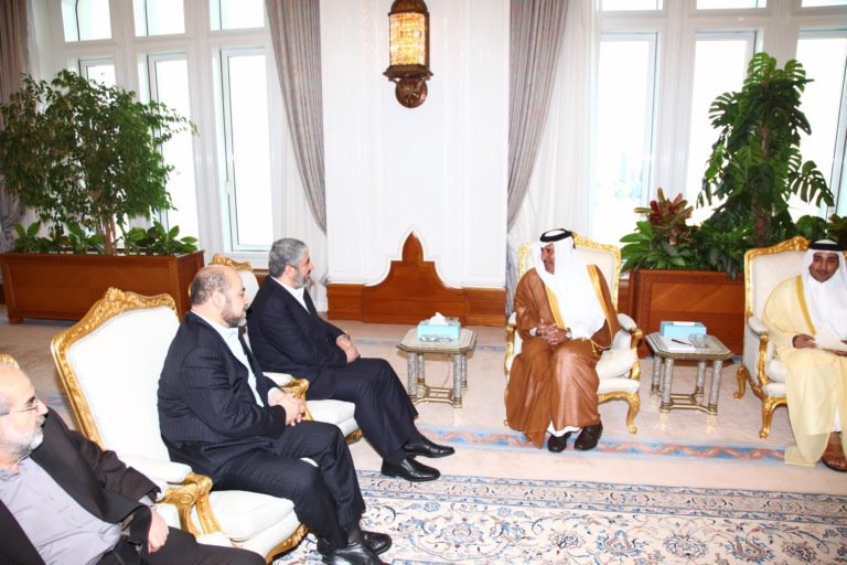 رئيس مجلس الوزراء وزير الخارجية الشيخ حمد بن جاسم بن جبر آل ثاني يستقبل رئيس المكتب السياسي لحركة حماس – 10 يناير 2010