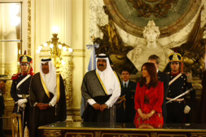 سمو الأمير الشيخ حمد بن خليفة آل ثاني يشهد توقيع اتفاقية تعاون اقتصادي وتجاري وفني بين قطر والأرجنتين – 18 يناير 2010