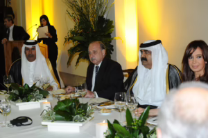 سمو الأمير الشيخ حمد بن خليفة آل ثاني يحضر مأدبة عشاء رسمية في بوينس آيرس – 18 يناير 2010