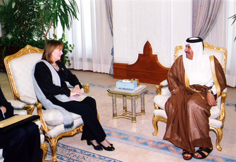 استقبل نائب رئيس الوزراء وزير الخارجية، وزيرة الدولة البريطانية لشؤون الشرق الأوسط في للدوحة – 24 فبراير 2004
