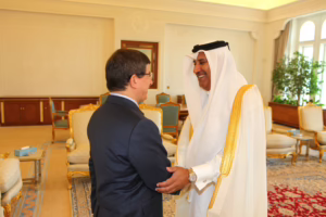 معالي رئيس مجلس الوزراء وزير الخارجية الشيخ حمد بن جاسم بن جبر آل ثاني يستقبل وزير خارجية تركيا – 15 فبراير 2010