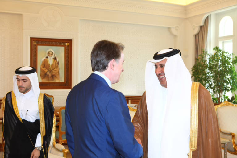 معالي رئيس مجلس الوزراء وزير الخارجية الشيخ حمد بن جاسم بن جبر آل ثاني يستقبل وزير الأعمال البريطاني – 16 فبراير 2010