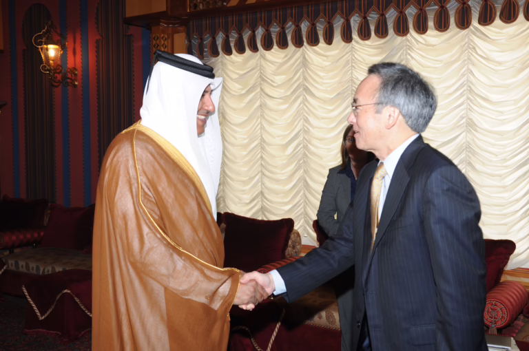 معالي رئيس مجلس الوزراء وزير الخارجية الشيخ حمد بن جاسم بن جبر آل ثاني يستقبل وزير الطاقة الأمريكي – 25 فبراير 2010