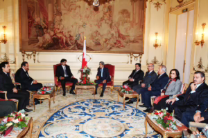 ولي العهد يلتقي رئيس وزراء البحرين في باريس – 4 مارس 2004