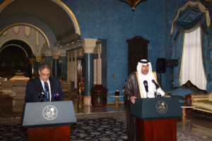 معالي رئيس مجلس الوزراء وزير الخارجية يعقد مؤتمراً صحفياً مشتركاً مع الأمين العام لجامعة الدول العربية في الدوحة – 10 مارس 2010