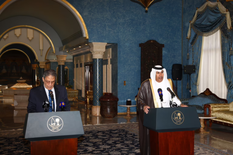 معالي رئيس مجلس الوزراء وزير الخارجية يعقد مؤتمراً صحفياً مشتركاً مع الأمين العام لجامعة الدول العربية في الدوحة – 10 مارس 2010