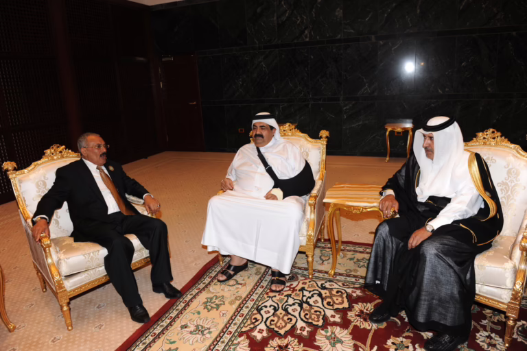 سمو الأمير الشيخ حمد بن خليفة آل ثاني يلتقي الرئيس اليمني في سرت بحضور معالي رئيس مجلس الوزراء وزير الخارجية الشيخ حمد بن جاسم – 27 مارس 2010