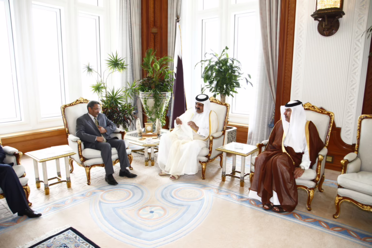 سمو الأمير الشيخ حمد بن خليفة آل ثاني يتسلم رسالة من الرئيس الإريتري عبر مدير مكتبه في الدوحة – 15 أبريل 2010