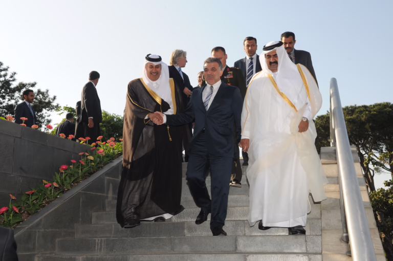 سمو الأمير الشيخ حمد بن خليفة آل ثاني يعقد قمة ثلاثية مع الرئيس السوري ورئيس الوزراء التركي في إسطنبول – 9 مايو 2010