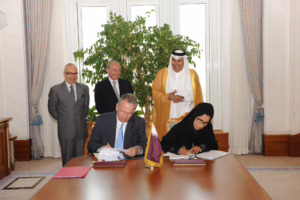 معالي رئيس مجلس الوزراء وزير الخارجية الشيخ حمد بن جاسم بن جبر آل ثاني يشهد توقيع اتفاقية شراكة استراتيجية مع شركة يوتلسات – 10 مايو 2010