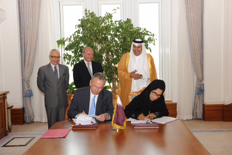 معالي رئيس مجلس الوزراء وزير الخارجية الشيخ حمد بن جاسم بن جبر آل ثاني يشهد توقيع اتفاقية شراكة استراتيجية مع شركة يوتلسات – 10 مايو 2010
