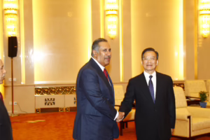 معالي رئيس مجلس الوزراء وزير الخارجية الشيخ حمد بن جاسم بن جبر آل ثاني يشهد توقيع اتفاقية شراكة استراتيجية مع الصين – 12 مايو 2010