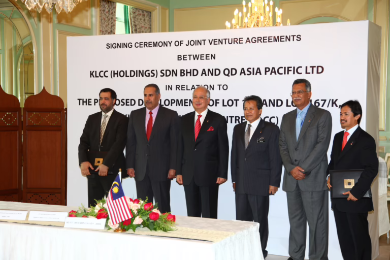 معالي رئيس مجلس الوزراء وزير الخارجية الشيخ حمد بن جاسم بن جبر آل ثاني يشهد مراسم توقيع اتفاقية شراكة بين شركة كيه إل سي سي القابضة وشركة كيو دي آسيا باسيفيك – 14 مايو 2010