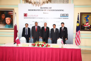 معالي رئيس مجلس الوزراء وزير الخارجية الشيخ حمد بن جاسم بن جبر آل ثاني يشهد توقيع اتفاقية شراكة بين جهاز قطر للاستثمار وشركة التنمية الماليزية وان إم دي بي – 14 مايو 2010