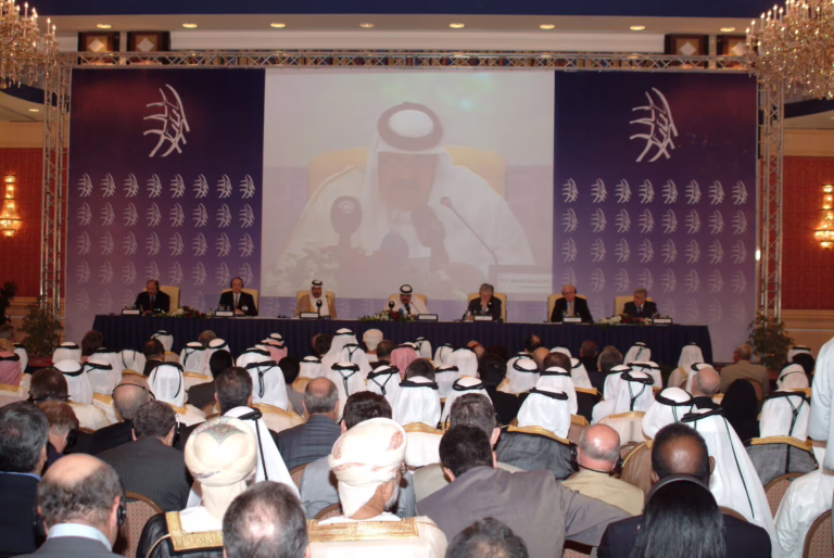 أمير قطر يفتتح مؤتمر الديمقراطية والتجارة الحرة بالدوحة – 5 أبريل 2004