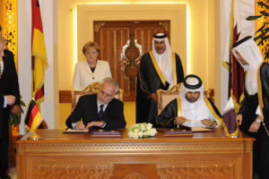 معالي رئيس مجلس الوزراء وزير الخارجية الشيخ حمد بن جاسم بن جبر آل ثاني يشهد مراسم توقيع اتفاقيات مع المستشارة الألمانية أنجيلا ميركل – 26 مايو 2010